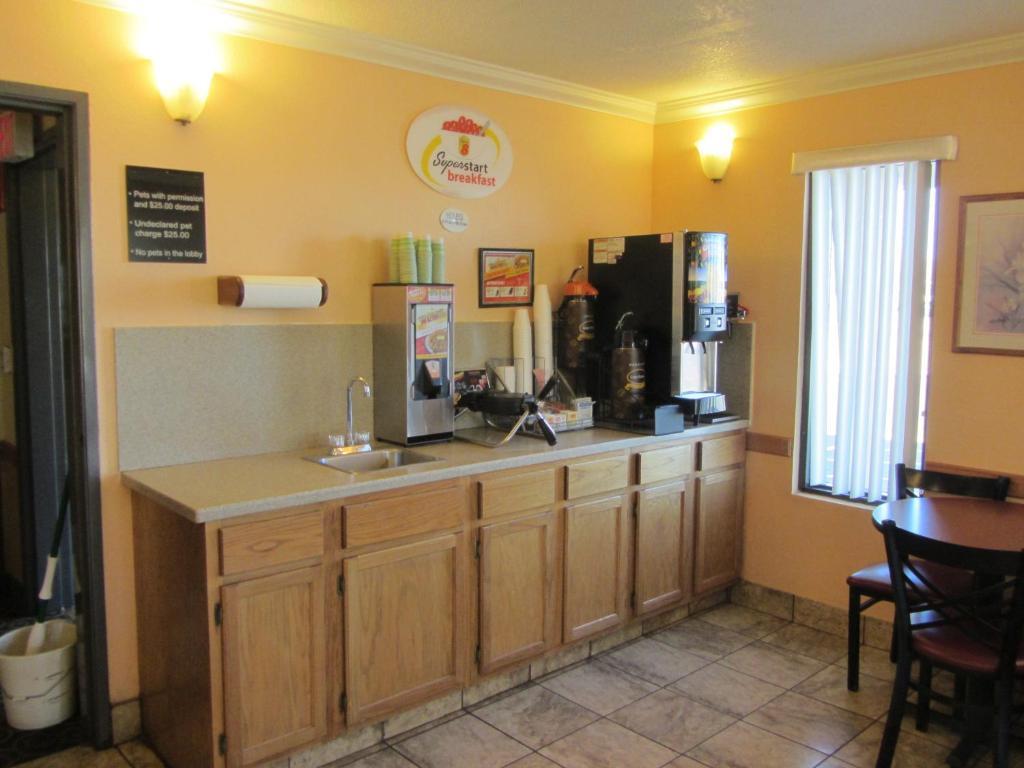 Super 8 By Wyndham Dalhart Motel Bagian luar foto